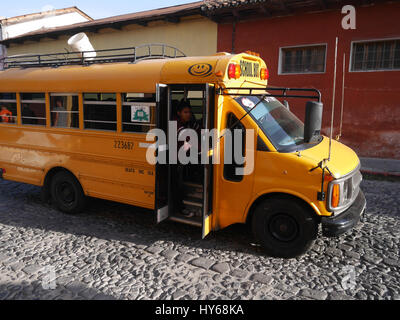 Bus scolaire à Antigua Guatemala utilisé comme transport public Banque D'Images