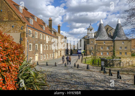 Trois usines de l'île, est de Londres, prises sur une journée de printemps ensoleillée et montre le moulin et la maison moulin avec pavés. Banque D'Images