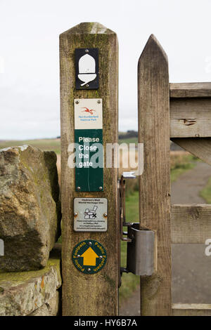 Les panneaux pour mur d'Hadrien, sentier dans le Parc National de Northumberland, dans le Northumberland, en Angleterre. Le mur est un UNESCO World Heritage Site. Banque D'Images
