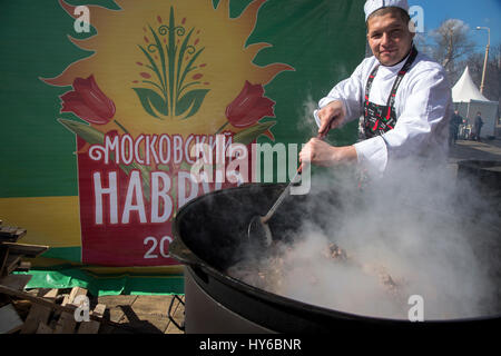 Un chef-cuisinier cuisinière plat national ; au cours de pilaf du Novruz festival 'Moscow' à la VDNH, Russie Banque D'Images