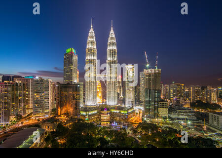 Kuala Lumpur, Malaisie - 22 septembre 2016 : Célèbre Tours Petronas de nuit à Kuala Lumpur, Malaisie. Banque D'Images