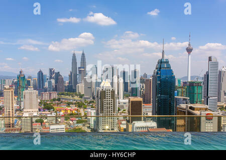 Kuala Lumpur, Malaisie - 24 septembre 2016 : vue sur la ville de Kuala Lumpur avec de célèbres tours Petronas et de la tour Menara KL, la Malaisie Banque D'Images