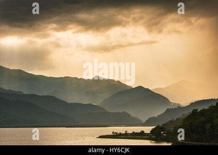 Magnifique coucher de soleil Ciel au Lac Phewa dans Pokhara, Népal Banque D'Images