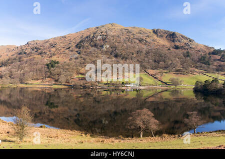 Nab cicatrice reflète dans l'eau Rydal, Cumbria, England, UK Banque D'Images