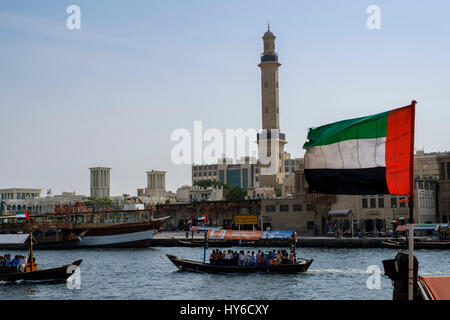 Emirats Arabes Unis, Dubai - CIRCA JANVIER 2017 : la Crique de Dubaï à Deira et les Emirats Arabes Unis Drapeau. Banque D'Images