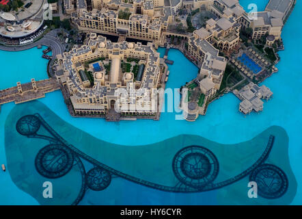 Emirats Arabes Unis, Dubai - CIRCA JANVIER 2017 : La Fontaine de Dubaï et le Burj Khalifa Lake comme vu de la Burj Khalifa Banque D'Images