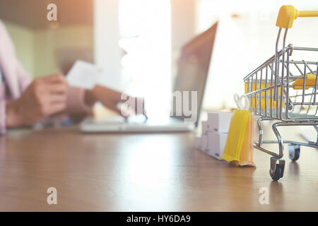 Enregistrer télécharger en ligne Internet Aperçu shopping concept avec le smartphone et shopping-cart.Vintage Retro ton effet filtre,soft focus focus sélectif Banque D'Images