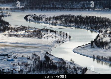 Vue sur une rivière en courbe à Hemavan, Suède Banque D'Images