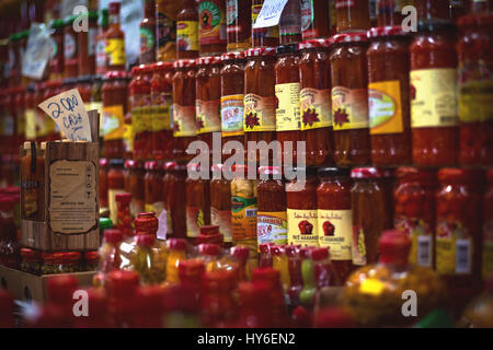 Plusieurs pots de poivron rouge, empilés pour la vente sur le marché. Banque D'Images