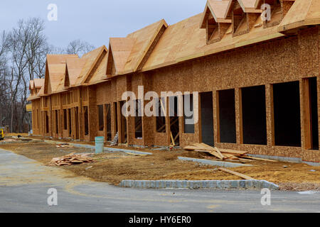 Nouvelles maisons en construction en Amérique du Nord le chaos apparent d'une maison en construction du châssis Banque D'Images