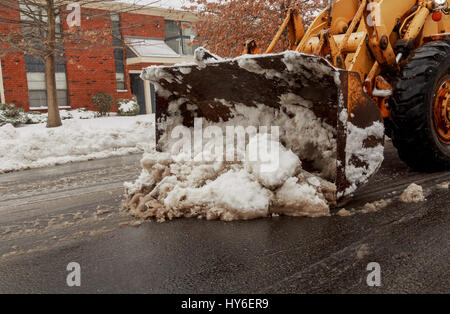 Retrait du véhicule de déneigement Neige Neige-tracteur charrue Banque D'Images