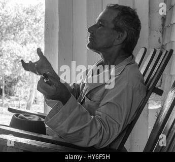 Producteur de tabac cubain roule dans les feuilles de tabac Cigares dans sa maison dans la vallée de Vinales, Cuba. Banque D'Images