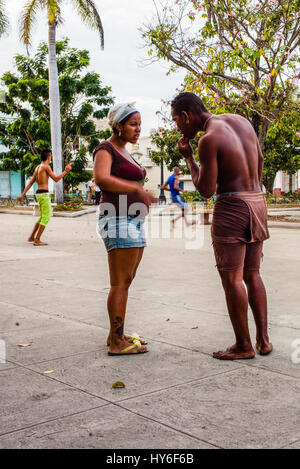 Les enfants jouent et les adolescents flirter dans un parc à Cienfuegos, Cuba. Banque D'Images