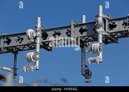 Installation d'O H L E Matériel de lignes aériennes sur un bras montrant les caténaires et tendeurs de fil conducteur en attendant le fil conducteur. Banque D'Images