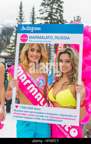Sheregesh, Moscow, Russie - 16 Avril 2016 : Grelka Fest est une activité de sport et de divertissement pour les coureurs de ski et snowboard en bikini. Beauti Banque D'Images