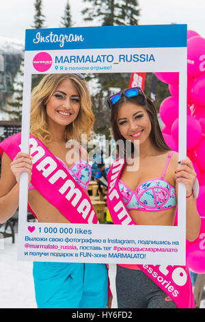 Sheregesh, Moscow, Russie - 16 Avril 2016 : Grelka Fest est une activité de sport et de divertissement pour les coureurs de ski et snowboard en bikini. Beauti Banque D'Images