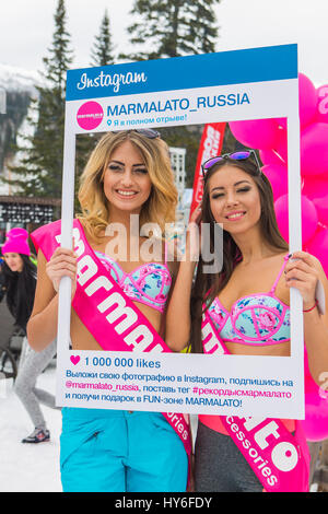 Sheregesh, Moscow, Russie - 16 Avril 2016 : Grelka Fest est une activité de sport et de divertissement pour les coureurs de ski et snowboard en bikini. Beauti Banque D'Images