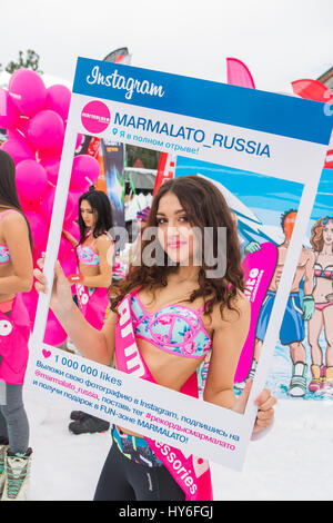 Sheregesh, Moscow, Russie - 16 Avril 2016 : Grelka Fest est une activité de sport et de divertissement pour les coureurs de ski et snowboard en bikini. Beauti Banque D'Images
