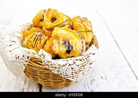 Les cookies avec les dates dans un panier en osier avec une serviette sur un fond en bois Banque D'Images