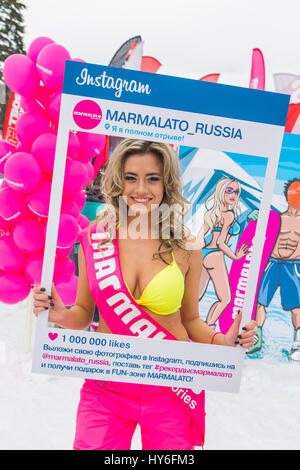 Sheregesh, Moscow, Russie - 16 Avril 2016 : Grelka Fest est une activité de sport et de divertissement pour les coureurs de ski et snowboard en bikini. Beauti Banque D'Images