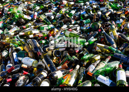 Ronneby, Suède - le 27 mars 2017 : Documentaire de gaspillage de fonds publics. Gros tas de verre coloré destiné au recyclage. Banque D'Images