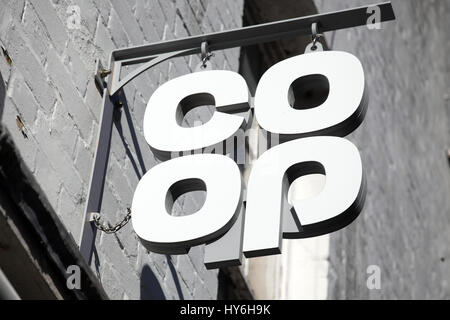 Carmarthen, pays de Galles, Royaume-Uni, le 22 octobre 2016 : Co op publicité logo affiche à l'extérieur de l'un de ses supermarchés de détail dans le centre-ville Banque D'Images