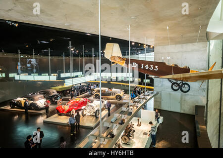 Stuttgart, Allemagne, le 28 mars 2017. Intérieur de la musée Mercedes Benz à Stuttgart. Banque D'Images