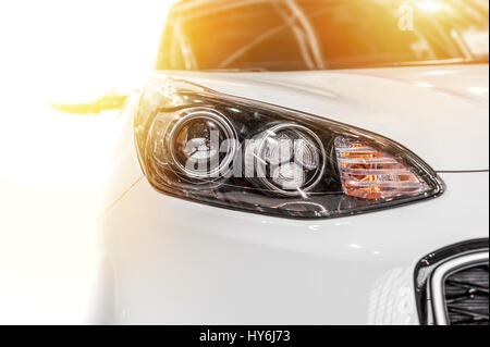 Voiture de sport moderne isolé sur un fond blanc avec la lumière du soleil Banque D'Images