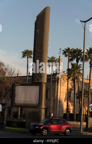 'Bienvenue à Séville' signe de route sur un rond-point à Séville, Espagne. Banque D'Images