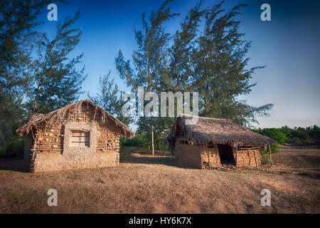 Des cabanes isolées au coucher du soleil au Kenya Banque D'Images