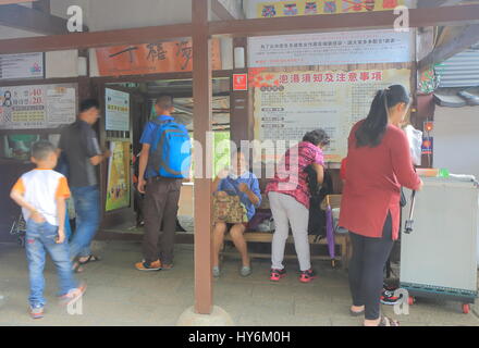 Personnes visitent Beitou Hot spring zone de baignade publique à Taipei à Taiwan. Banque D'Images