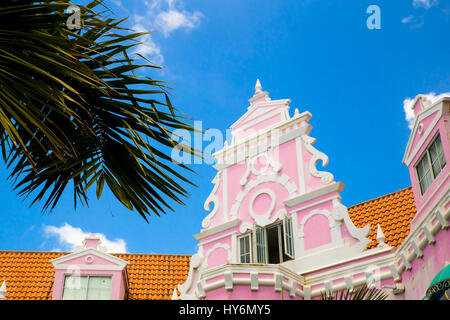 Exemple de l'architecture néerlandaise colorées et sur les bâtiments en ville des Caraïbes du centre-ville d'Oranjestad, Aruba Banque D'Images