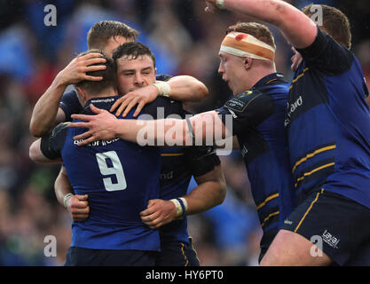 Leinster's Robbie Henshaw (centre) célèbre avec ses coéquipiers après avoir marqué son troisième côté essayez en quart de finale de la Coupe des champions européens à l'Aviva Stadium de Dublin. Banque D'Images