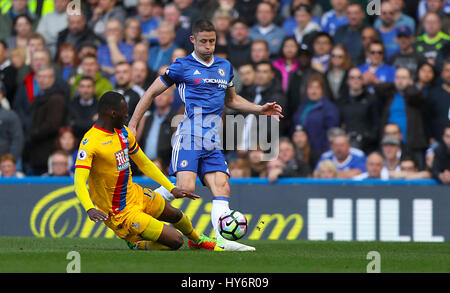 Crystal Palace's Christian Benteke (à gauche) et Gary Cahill bataille de Chelsea pour le bal au cours de la Premier League match à Stamford Bridge, Londres. Banque D'Images