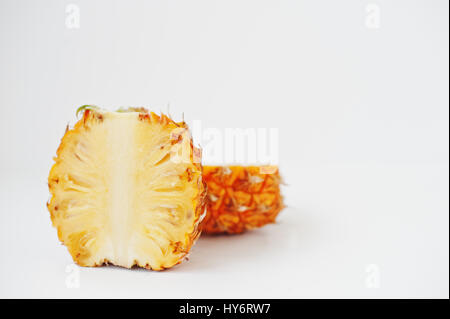 Fruits exotiques ananas bébé isolé sur fond blanc. Suivre un régime sain de manger la nourriture. Banque D'Images
