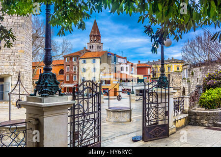 Vue panoramique sur les monuments dalmates, la vieille ville de Zadar. Banque D'Images