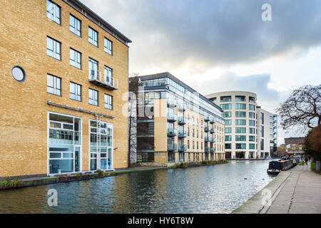 Narrowboats amarrés sur Regent's Canal, près de Ice Wharf apartments et les bureaux de Kings Place, King's Cross, Londres, UK Banque D'Images