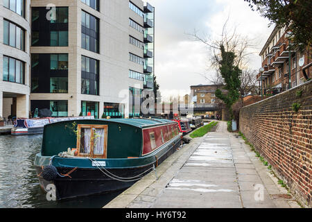 Narrowboats amarrés sur Regent's Canal, près de Ice Wharf apartments et les bureaux de Kings Place, King's Cross, Londres, UK Banque D'Images