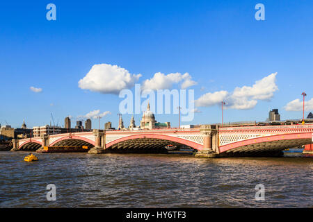 Vue de la Cathédrale St Paul au-delà de Blackfriars Bridge, à partir de la rive sud de la Tamise, à l'aval, Londres, UK Banque D'Images