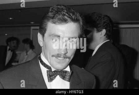 Barry McGuigan, ancien champion de boxe du monde Featherwight, assiste à une célébrité à Londres, Angleterre le 18 octobre 1990. Banque D'Images