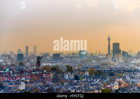 Au coucher du soleil vue sud sur Londres depuis le haut de la tour d'Archway, au nord de Londres, au Royaume-Uni, en novembre 2013, la BT Tower dans la distance Banque D'Images