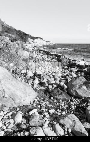 Image en noir et blanc de la côte rocheuse et pierreux de la falaise pointe à Ringstead Bay, Dorset, England, UK Banque D'Images