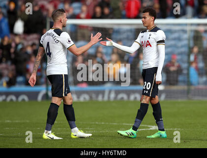 Toby Alderweireld de Tottenham Hotspur (à gauche) célèbre la victoire avec le Dele alli après la Premier League match à Turf Moor, Burnley. Banque D'Images