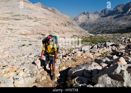 CA03159-00...CALIFORNIE - Randonneur au-dessus des palissades lacs en direction de Mather col sur la JMT/PCT dans le Parc National Kings Canyon. Banque D'Images