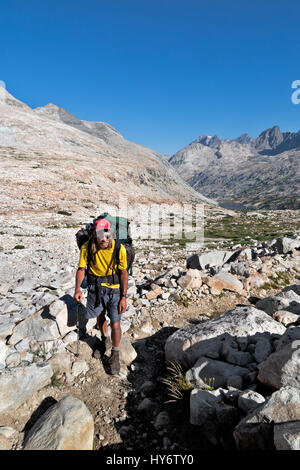 CA03160-00...CALIFORNIE - Randonneur au-dessus des palissades lacs en direction de Mather col sur la JMT/PCT dans le Parc National Kings Canyon. Banque D'Images