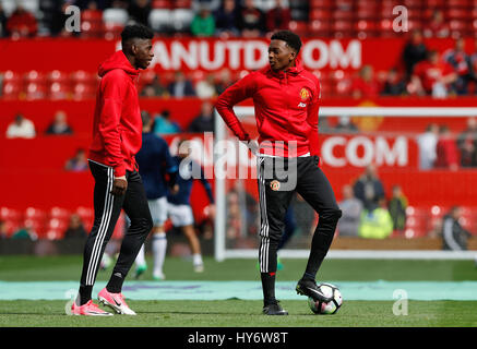 Tuanzebe Axel Manchester United (à gauche) et Matthew Willock Banque D'Images