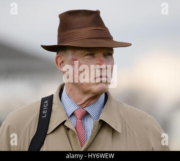 John Gosden formateur pendant la journée à Lincoln Betway Hippodrome de Doncaster. ASSOCIATION DE PRESSE Photo. Photo date : Samedi 1 Avril 2017. Voir l'activité de course histoire de Doncaster. Crédit photo doit se lire : Anna Gowthorpe/PA Wire Banque D'Images