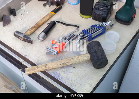 Outils à main sur la table, le caoutchouc marteau, tournevis, foreuse, ... Banque D'Images