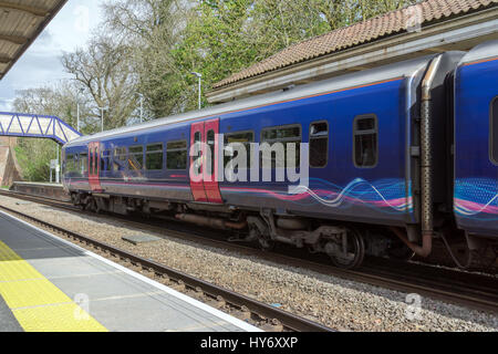 Class 165 DMU train à Mortimer. La route est un lien important entre les principaux échanges de Basingstoke et de lecture. Banque D'Images