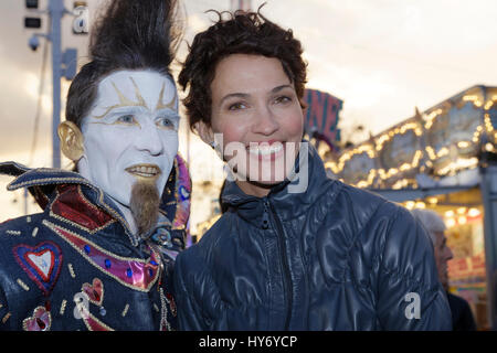 Paris, France. 31th mars 2017.Linda Hardy, Miss France 1992 et un clown assistent à la soirée d'ouverture du salon du Trône 2017 à Paris, France Banque D'Images